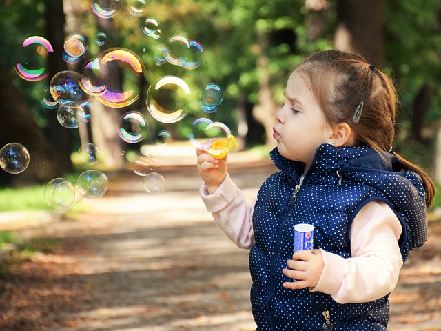 Hvordan kan savlesmæk og spiseforklæde hjælpe med at udvikle dit barns motoriske færdigheder?